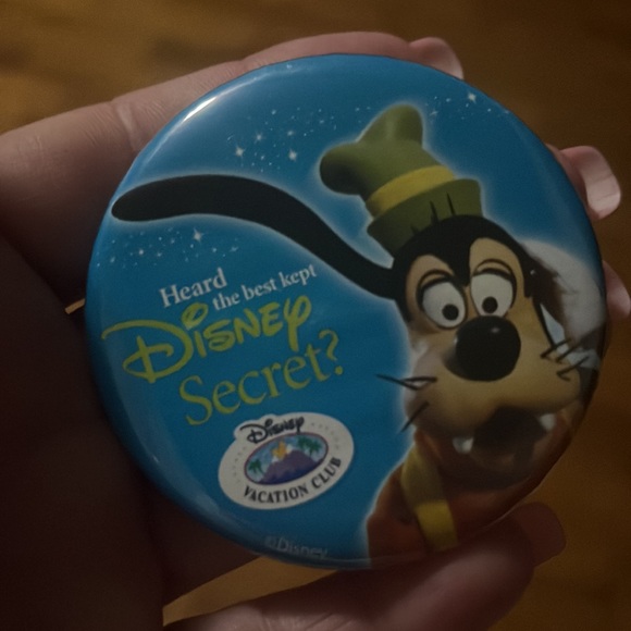 Walt DISNEY GOOFY "Heard the Best Kept DISNEY Secret" Button collectible pin - Picture 3 of 7